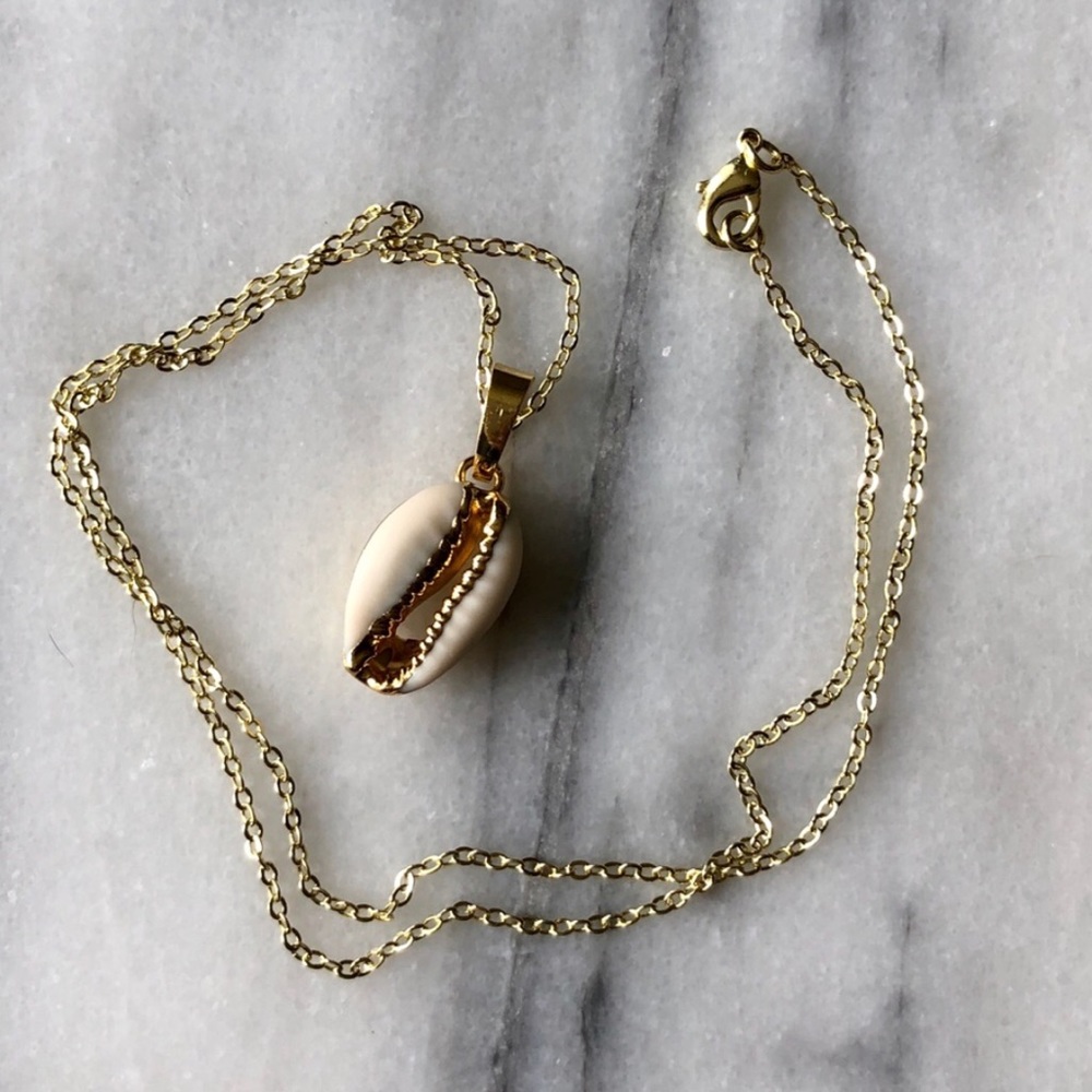 14carat gold (plated)Shell 🐚 necklace 18” chain